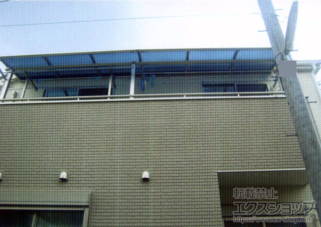 東京都練馬区ののバルコニー・ベランダ屋根 ヴェクターテラス R型 屋根タイプ 連棟 積雪〜20cm対応+吊り下げ式物干し 標準 2本入 施工例