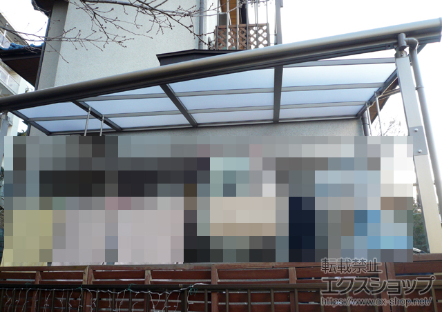 神奈川県横浜市のLIXIL リクシル（トステム）のテラス屋根 ライザーテラスII F型 テラスタイプ 単体 積雪〜20cm対応+吊り下げ物干し 標準 2本入り+壁付け物干し 標準タイプ 2本入り 施工例