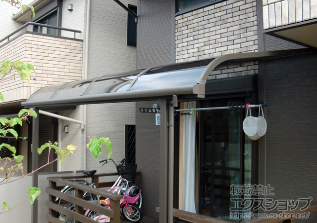 愛知県尾張旭市のLIXIL リクシル（トステム）のテラス屋根 ライザーテラスII R型 テラスタイプ 単体 積雪〜20ｃｍ対応＋ライザーテラスII用壁付け物干し 施工例