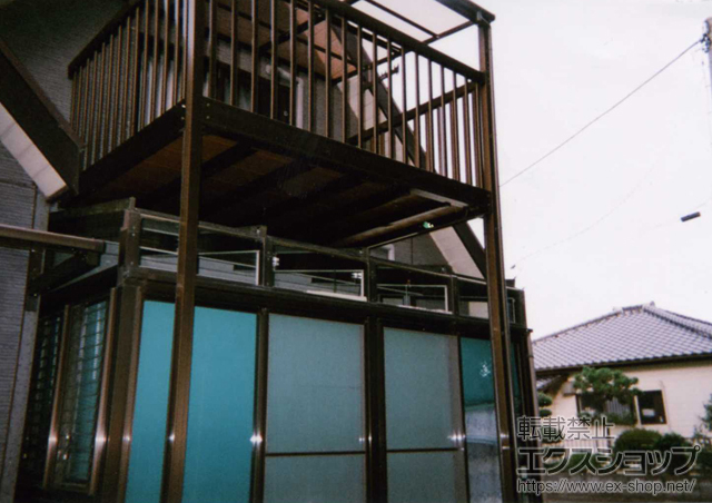 茨城県鉾田市のLIXIL リクシル（トステム）のテラス屋根 ライザーテラスII F型 アクトステージ用屋根タイプ 積雪〜20?対応＋吊り下げ物干し　標準　2本入 施工例