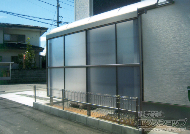 静岡県富士市のLIXIL リクシル（トステム）のテラス屋根 ライザーテラスII R型 テラスタイプ 単体 積雪〜20cm対応+ライザーテラスII 前面スクリーン 2段 施工例