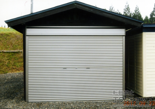宮城県仙台市のLIXIL リクシル（トステム）のガレージシャッター ガレージシャッタークワトロ 手動式 外部付タイプ 施工例