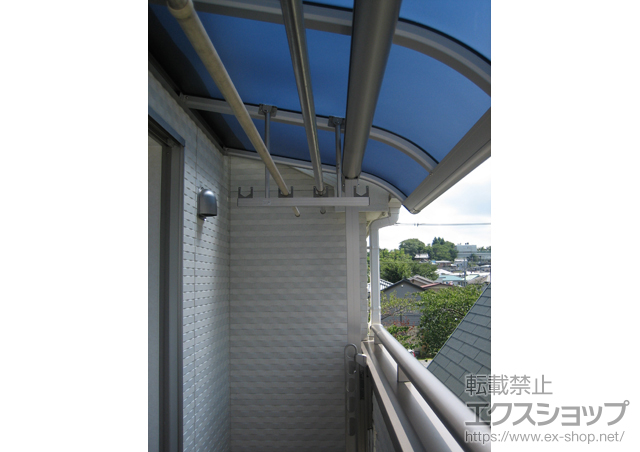 東京都板橋区ののバルコニー・ベランダ屋根 プレシオステラス R型 屋根タイプ 単体 積雪〜20cm対応＋吊り下げ式物干し 標準2本入 施工例