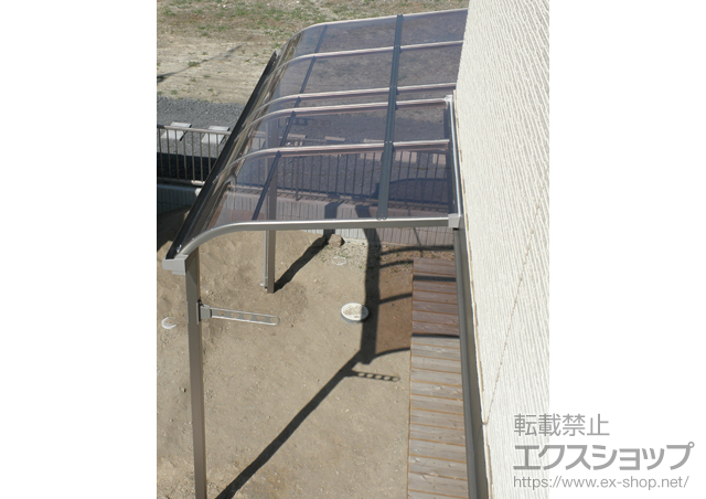 茨城県ひたちなか市のLIXIL リクシル（トステム）のテラス屋根 ライザーテラスII R型 テラスタイプ 単体 積雪〜20cm対応＋屋根材ホルダー 関東間 2本入＋壁付け物干し 標準 2本入 施工例