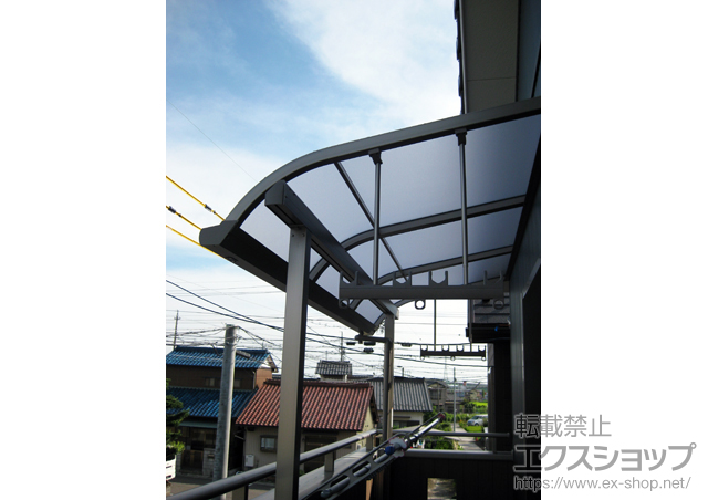 愛知県一宮市のLIXIL リクシル（トステム）のバルコニー・ベランダ屋根 ライザーテラスII R型 屋根タイプ 単体 積雪〜20cm対応+吊り下げ式物干し 標準 2本入 施工例