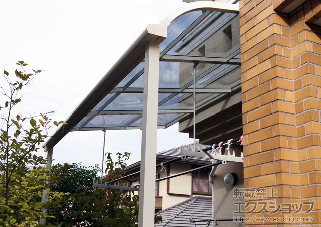 京都府宇治市のLIXIL リクシル（トステム）のテラス屋根 ライザーテラスII R型 テラスタイプ 単体 積雪〜20cm対応+吊下げ式物干し ワイド 2本入 施工例