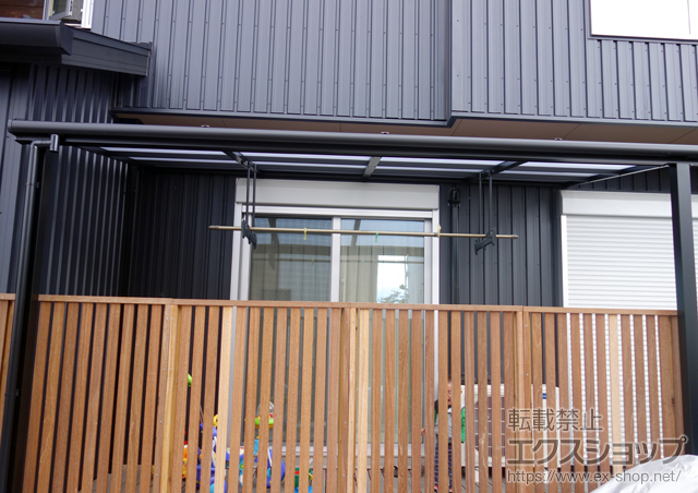 滋賀県草津市のLIXIL リクシル（トステム）のテラス屋根 ライザーテラスII F型 テラスタイプ 単体 積雪〜20ｃｍ対応+吊り下げ物干し 標準 2本入 施工例
