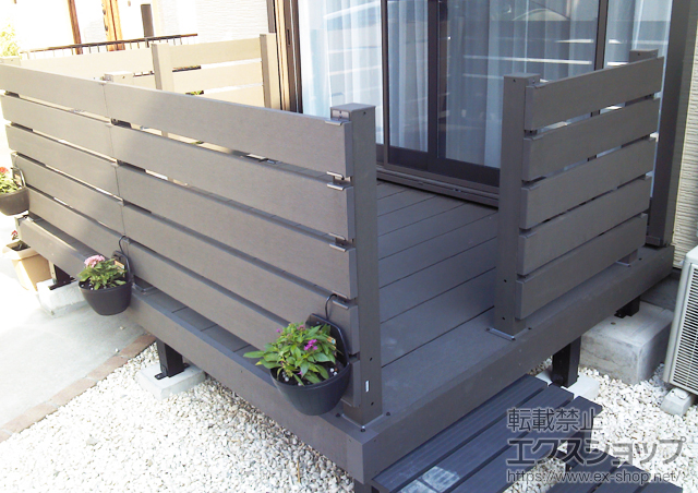 静岡県三島市ののウッドデッキ リウッドデッキ 200 単体＋リウッドデッキフェンス3型<横スリット> 施工例