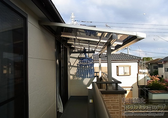 東京都八王子市のLIXIL リクシル（トステム）のバルコニー・ベランダ屋根 ライザーテラスII F型 屋根タイプ 単体 積雪〜20cm対応+吊り下げ物干し 標準 2本入 施工例