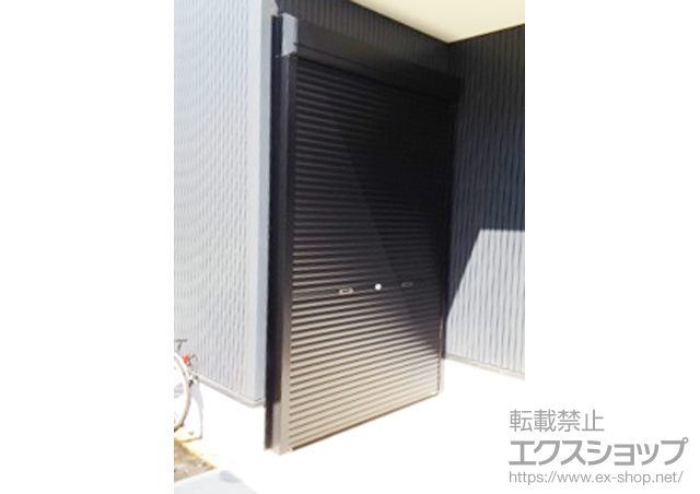 神奈川県横浜市神奈川区のLIXIL リクシル（トステム）のガレージシャッター ガレージシャッタークワトロ 手動式 外部付タイプ＋外部付RC造用躯体直付単窓 施工例