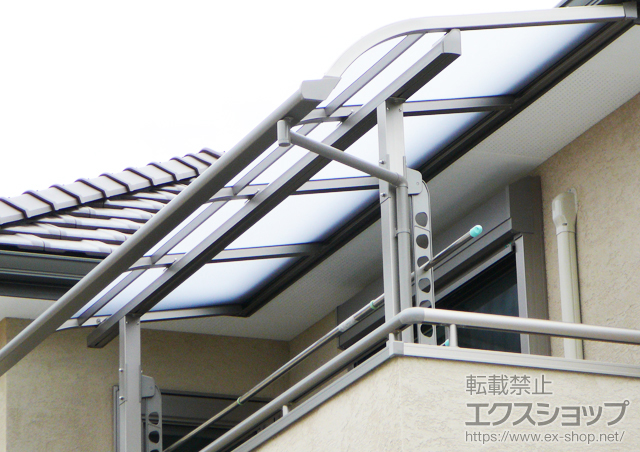大阪府箕面市のLIXIL リクシル（トステム）のバルコニー・ベランダ屋根 ライザーテラスII R型 屋根タイプ 単体 積雪〜20cm対応＋壁付け物干し ロング 2本入 施工例