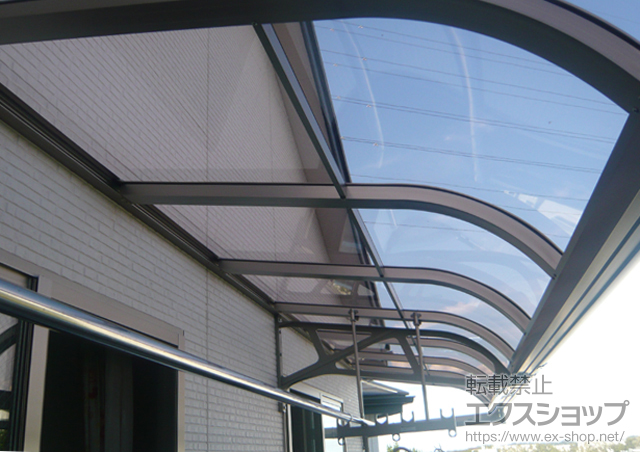 神奈川県横浜市のLIXIL リクシル（トステム）のバルコニー・ベランダ屋根 パワーアルファ RB型 ルーフタイプ 連棟 積雪〜30cm対応 施工例