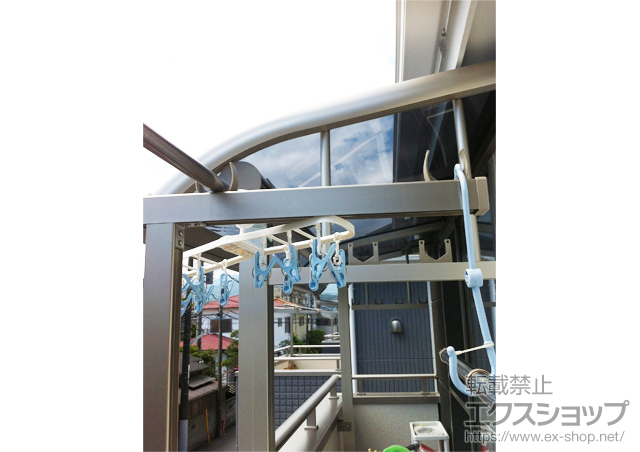 神奈川県小田原市ののバルコニー・ベランダ屋根 プレシオステラス R型 屋根タイプ 単体 積雪〜20cm対応＋吊り下げ式物干し　標準 2本入 施工例