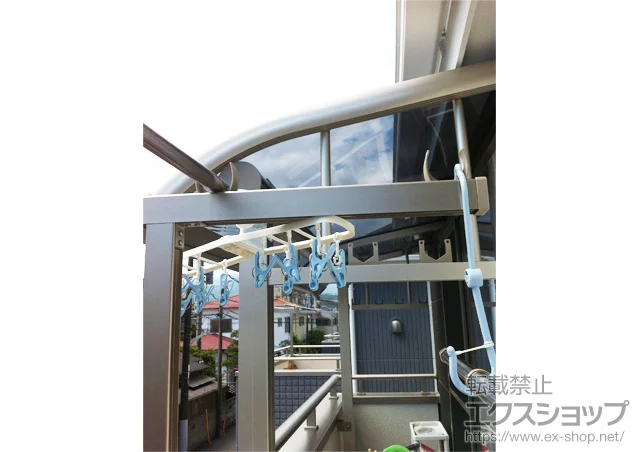 神奈川県小田原市のValue Selectのバルコニー・ベランダ屋根 プレシオステラス R型 屋根タイプ 単体 積雪～20cm対応＋吊り下げ式物干し　標準 2本入 施工例