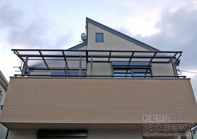 兵庫県宝塚市ののバルコニー・ベランダ屋根 プレシオステラス R型 屋根タイプ 単体 積雪〜20cm対応＋吊り下げ式物干し 標準 2本入 施工例