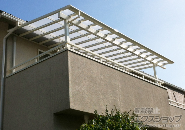 東京都稲城市のLIXIL リクシル（トステム）のバルコニー・ベランダ屋根 パワーアルファ F型 屋根タイプ 単体 積雪〜30cm対応＋吊り下げ物干し 標準 2本入 施工例