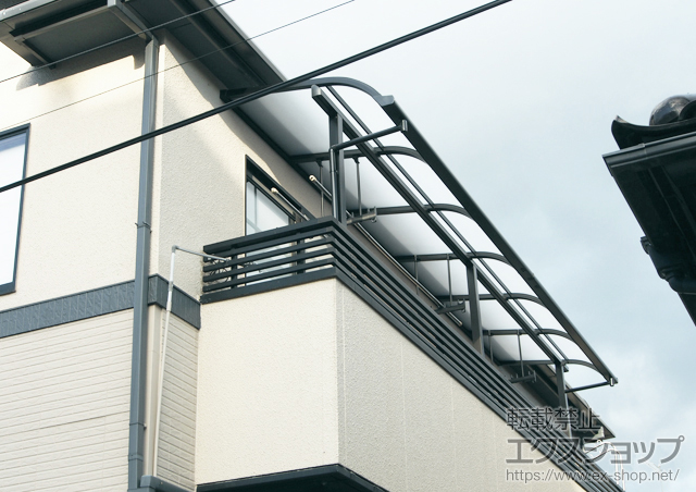 茨城県笠間市のLIXIL リクシル（トステム）のバルコニー・ベランダ屋根 ライザーテラスII R型 屋根タイプ 連棟 施工例