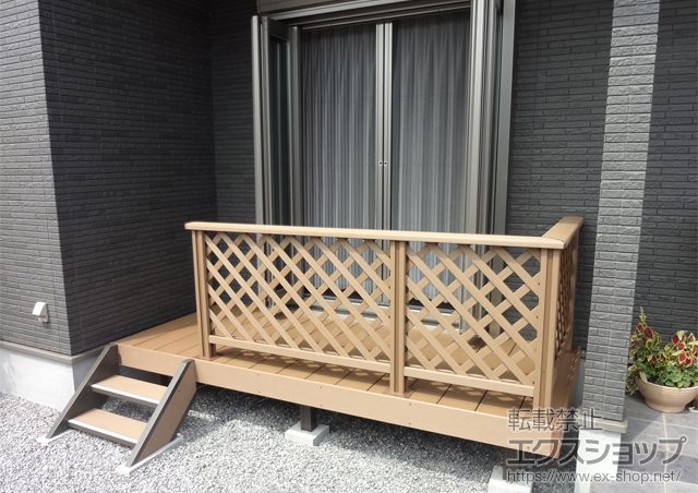 滋賀県東近江市のLIXIL リクシル（トステム）のウッドデッキ リコステージII 単体 ＋デッキフェンス＋ステップ2段 施工例