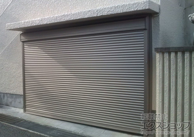 兵庫県神戸市東灘区のLIXIL リクシル（トステム）のガレージシャッター ガレージシャッタークワトロ 電動式 外部付 単窓 施工例