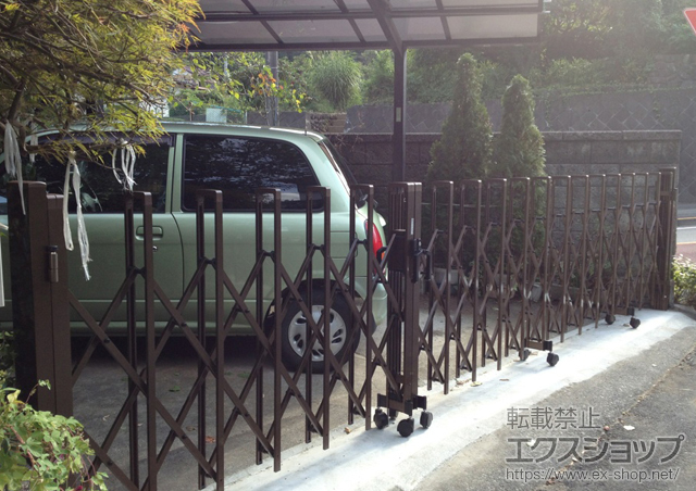 東京都あきる野市ののカーゲート トリップゲート PB型 ノンレール 両開き親子 施工例