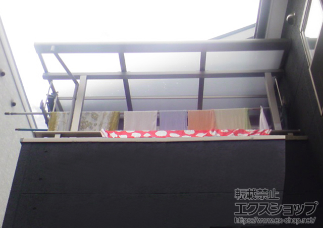 大阪府河内長野市のLIXIL リクシル（トステム）のバルコニー・ベランダ屋根 ライザーテラスII F型 屋根タイプ 単体 積雪〜20cm対応＋吊り下げ物干し 標準 2本入 施工例