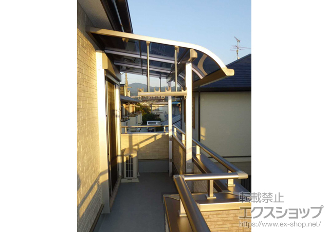 奈良県桜井市のLIXIL リクシル（トステム）のバルコニー・ベランダ屋根 ライザーテラスII R型 屋根タイプ 単体 積雪〜20cm対応+吊り下げ物干し 標準　2本入 施工例