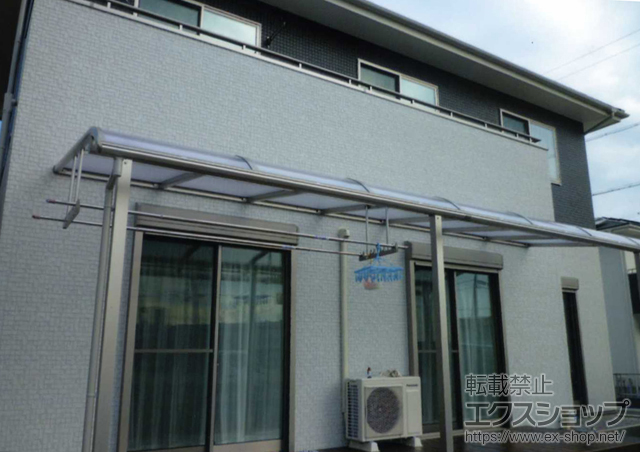 三重県鈴鹿市ののテラス屋根 プレシオステラス R型 テラスタイプ 連棟積雪〜20cm対応＋吊り下げ物干し　標準　2本入 施工例