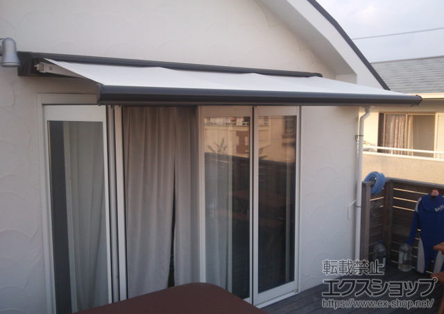神奈川県藤沢市のLIXIL リクシル（トステム）のオーニング・日よけ 彩鳥C型 ボックスタイプ 手動式 施工例