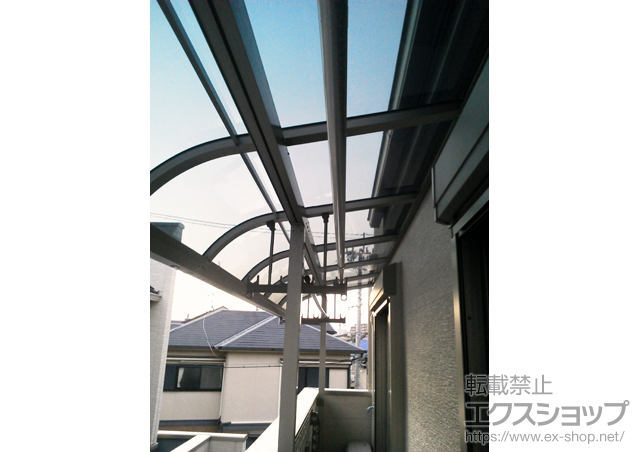 大阪府四條畷市のLIXIL リクシル（トステム）のバルコニー・ベランダ屋根 ライザーテラスIIR型 屋根タイプ 連棟 積雪〜20cm対応 施工例