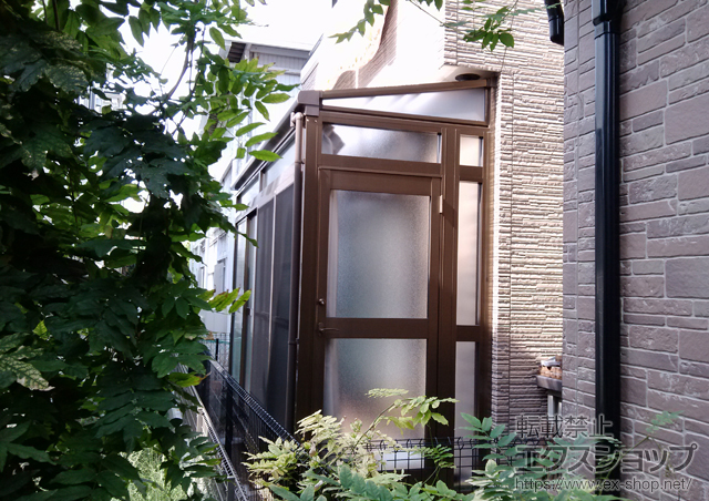 東京都足立区のLIXIL リクシル（トステム）のテラス囲い・サンルーム ほせるんですII F型 床納まり ランマ付 積雪〜20?対応 施工例