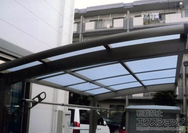 東京都葛飾区のLIXIL リクシル（トステム）のサイクルポート・駐輪場 カーブポートシグマIII ミニ 積雪〜20cm対応+収納式物干し 施工例