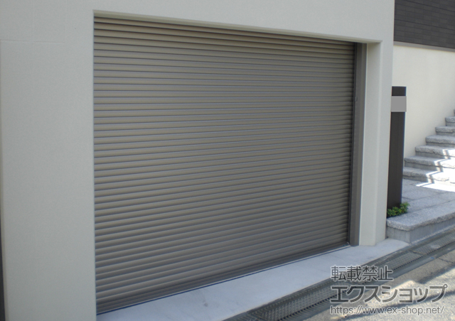 奈良県橿原市のLIXIL リクシル（トステム）のガレージシャッター ガレージシャッタークワトロ 内部付け 電動タイプ 単窓 施工例