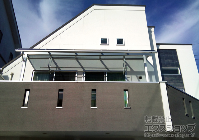 東京都調布市のLIXIL リクシル（トステム）のバルコニー・ベランダ屋根 ライザーテラスII R型 屋根タイプ 単体 積雪〜20cm対応+吊り下げ物干し 標準 2本入 施工例