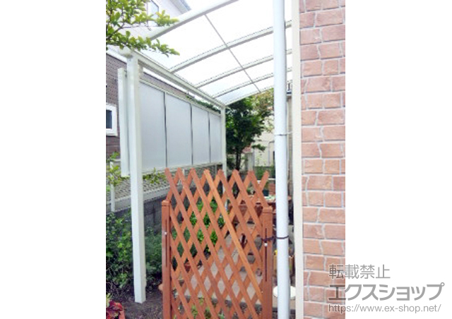 青森県八戸市のLIXIL リクシル（トステム）のテラス屋根 パワーアルファL型 テラスタイプ 積雪〜30?対応＋前面スクリーンパネル1段 ポリカーボネート（クリアマット） 施工例