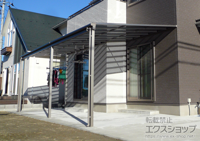 宮城県名取市のLIXIL リクシル（トステム）のテラス屋根 ライザーテラスII F型 テラスタイプ 単体 積雪〜20cm対応 躯体側出幅違い納まり 施工例