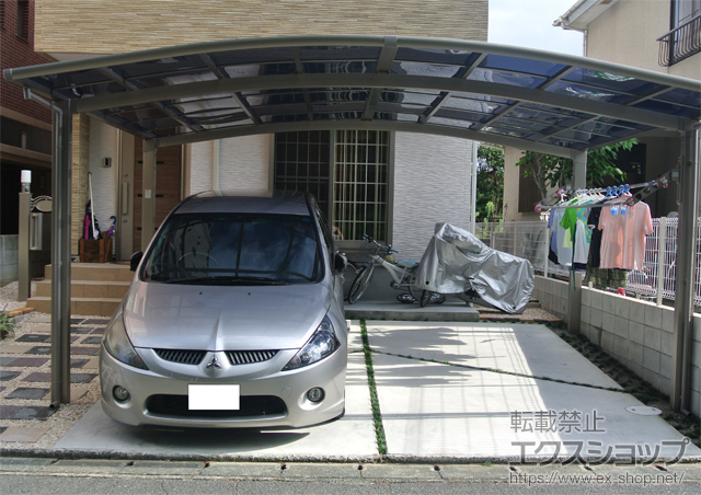 福岡県福岡市のLIXIL リクシル（トステム）のカーポート カーブポートシグマIII ワイド　積雪〜20cm対応＋収納式物干し 標準タイプ　2本入り 施工例