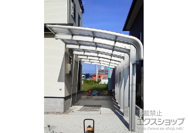 新潟県新潟市ののカーポート レイナキャップポート50 縦連棟 積雪〜50cm対応＋レイナキャップポート50 着脱式サポート 2本入 施工例