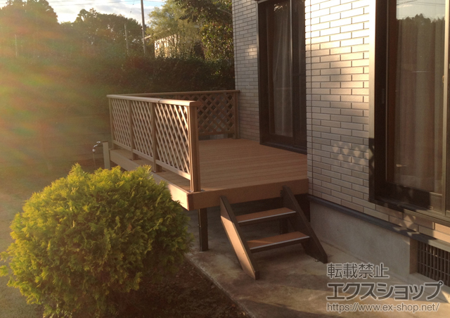 茨城県つくば市のLIXIL リクシル（トステム）のウッドデッキ リコステージII 単体 +リコステージII デッキフェンス<フラットラチス密目> 施工例