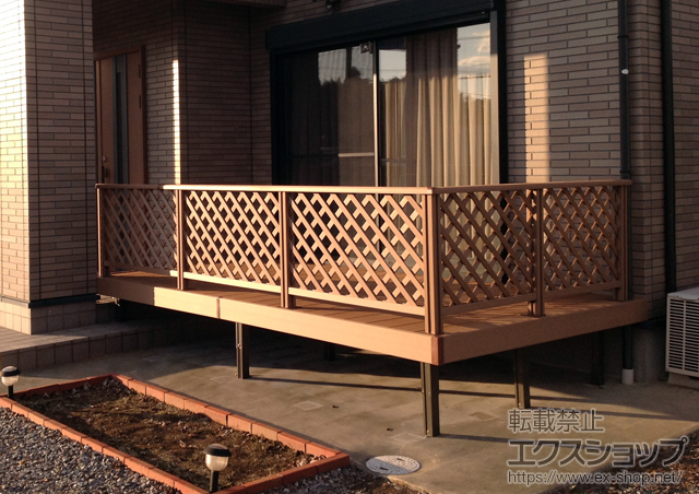 茨城県つくば市のLIXIL リクシル（トステム）のウッドデッキ リコステージII 単体 +リコステージII デッキフェンス<フラットラチス密目>+リコステージII ステップ2段用 施工例