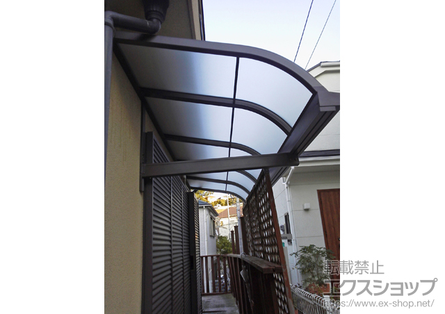 神奈川県川崎市のLIXIL リクシル（トステム）のバルコニー・ベランダ屋根 ライザーテラスII R型 ルーフタイプ 単体 積雪〜20cm対応 施工例