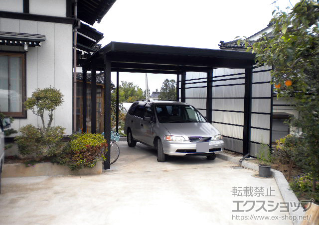 山形県鶴岡市のLIXIL リクシル（トステム）のカーポート テリオスポートＩＩＩ 4500 2台用 角柱仕様 積雪〜150cm対応+テリオスポートIII サイドパネル 波板タイプ 施工例