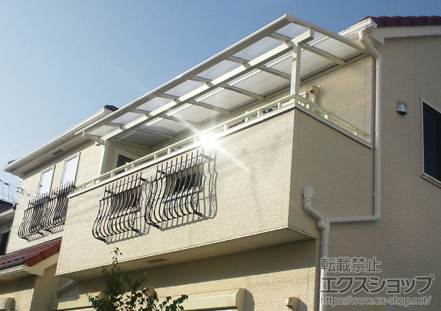 埼玉県草加市のLIXIL リクシル（トステム）のバルコニー・ベランダ屋根 パワーアルファ L型 屋根タイプ 単体 積雪〜30cm対応+壁付け物干し　標準タイプ　2本入 施工例