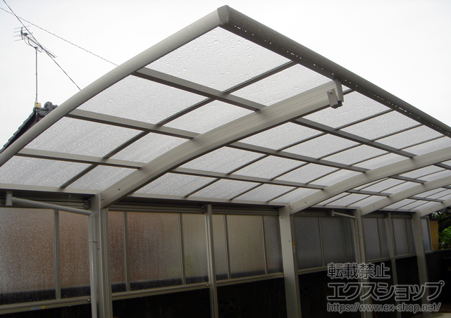 茨城県ひたちなか市ののカーポート レイナポート 縦連棟 積雪〜20cm対応+レイナポート サイドパネル+レイナポート 着脱式サポート 2本入 施工例