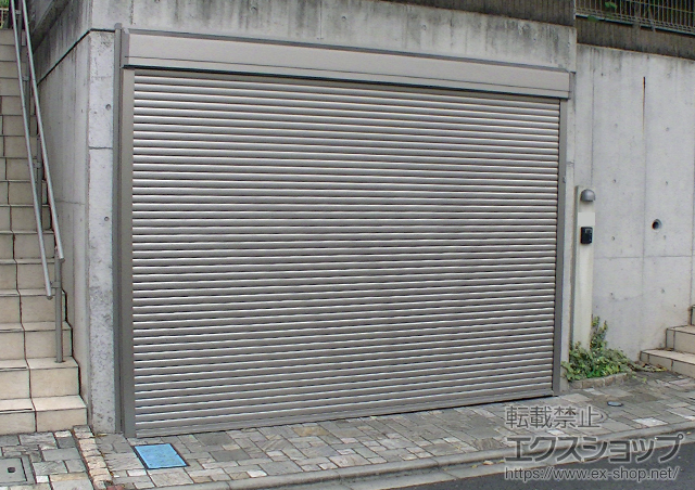 神奈川県川崎市のLIXIL リクシル（トステム）のガレージシャッター ガレージシャッタークワトロ 電動タイプ 外部付 単窓 施工例