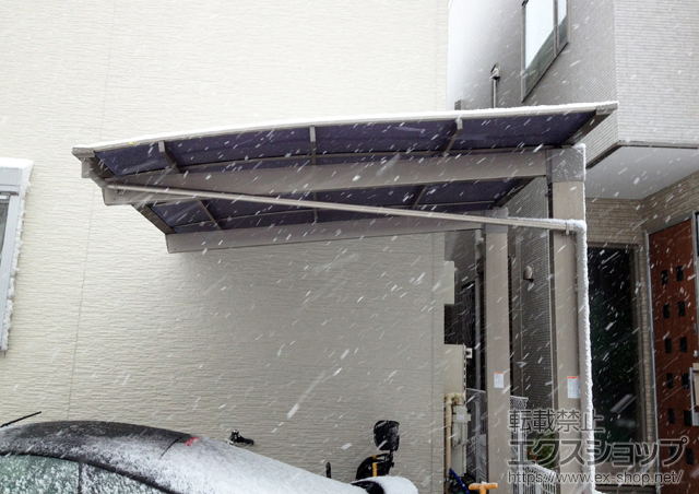神奈川県横浜市のLIXIL リクシル（トステム）のカーポート エックスルーフ 前下がり 積雪〜30cm対応 施工例
