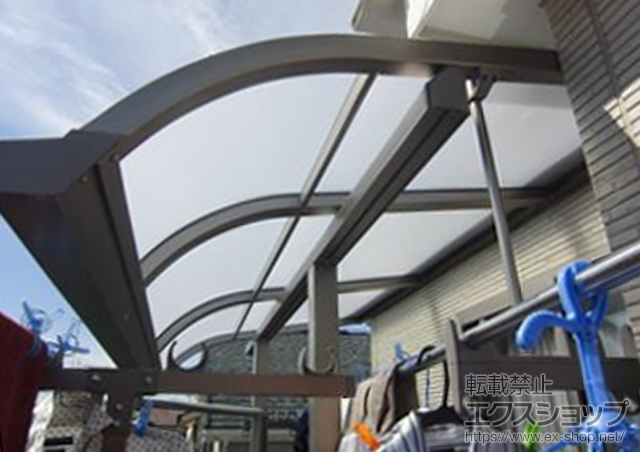 東京都日野市のLIXIL リクシル（トステム）のバルコニー・ベランダ屋根 ライザーテラスII R型 屋根タイプ 単体 積雪〜20cm対応+吊り下げ物干し 標準2本入 施工例