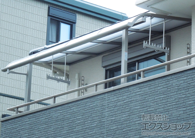 兵庫県揖保郡太子町のLIXIL リクシル（トステム）のバルコニー・ベランダ屋根 ライザーテラスII R型 屋根タイプ 単体 積雪〜20cm対応＋吊り下げ物干し 標準用 2本入 施工例