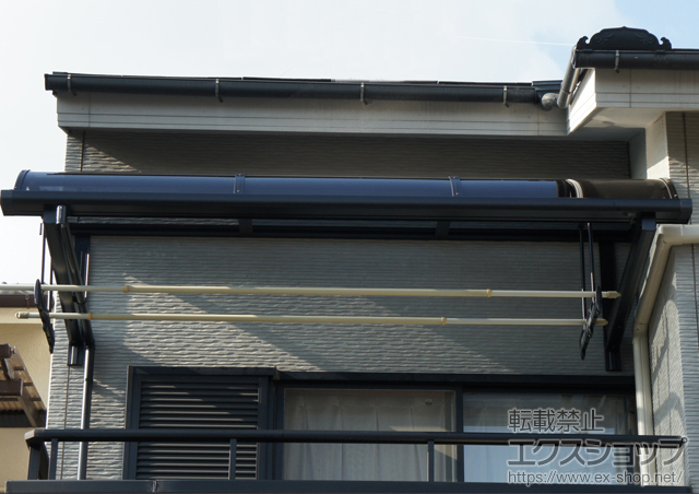大阪府守口市のLIXIL リクシル（トステム）のバルコニー・ベランダ屋根 ライザーテラスII R型 ルーフタイプ 単体 積雪〜20cm対応＋吊り下げ物干し 標準 2本入 施工例