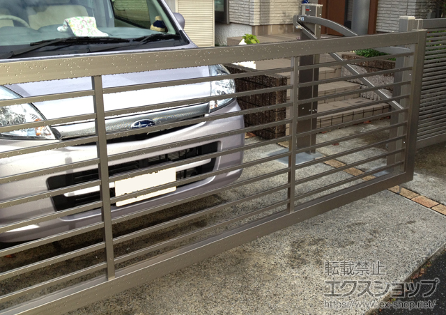 埼玉県三郷市ののカーゲート スウィングアップゲートワイド 横格子型 手動式 施工例