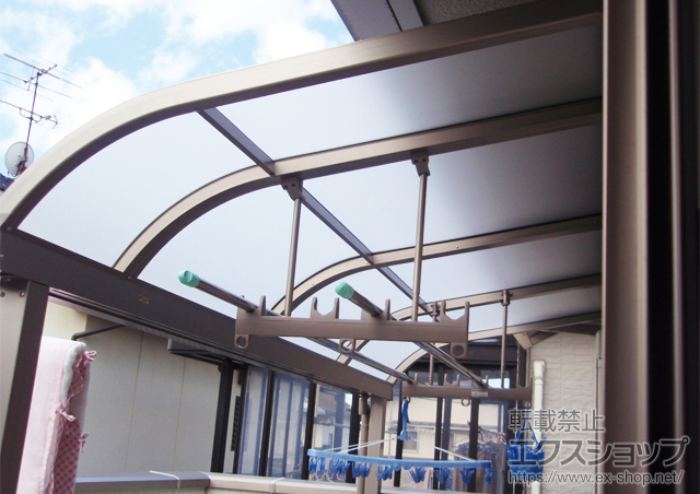 愛媛県伊予郡松前町のLIXIL リクシル（トステム）のバルコニー・ベランダ屋根 ライザーテラスII R型 屋根タイプ 単体 積雪〜20cm対応＋吊り下げ物干し 標準 2本入 施工例